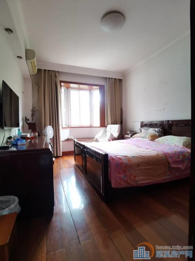 华泰苑中间楼层138平精装153万