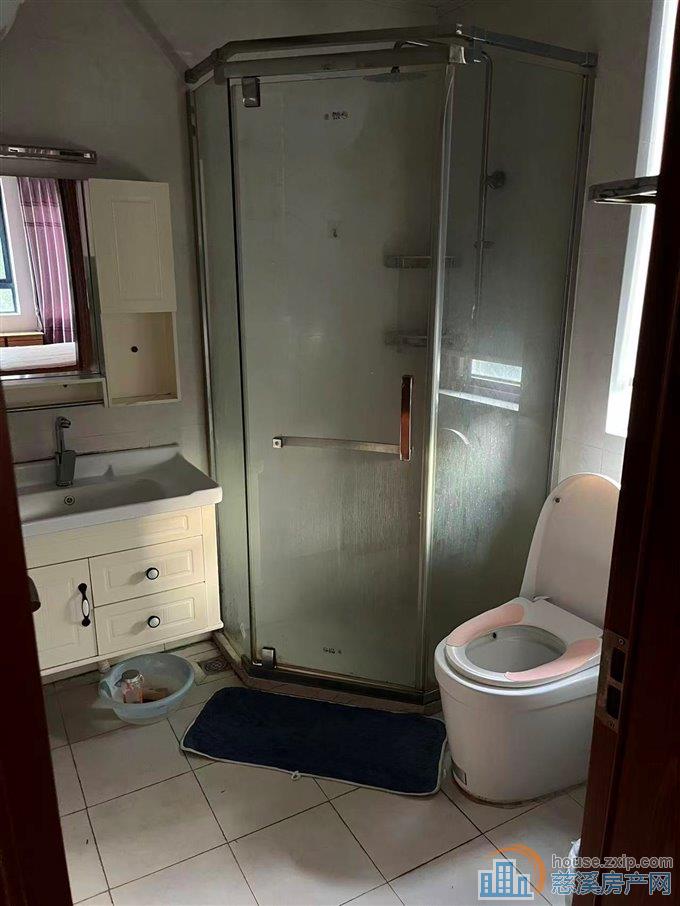 新潮塘南苑精装四室二卫3200元