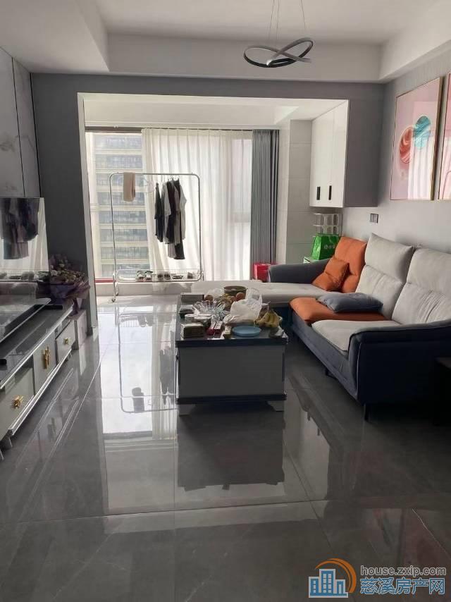 天铂佳苑精装车位93平中间层110万