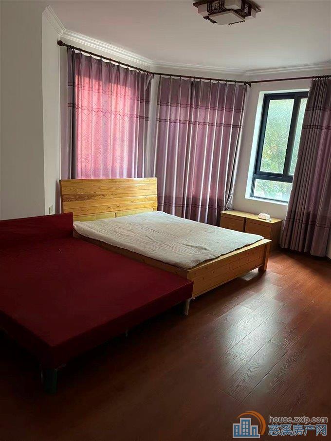 新潮塘南苑精装四室二卫3200元