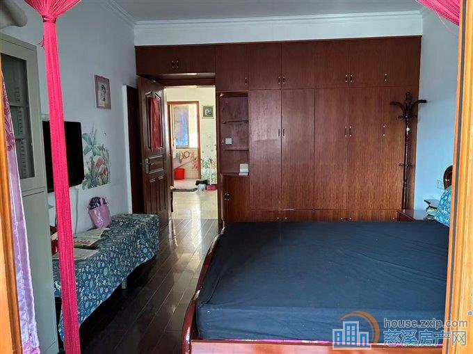 鸣山新村三楼精装二室一厅1800元