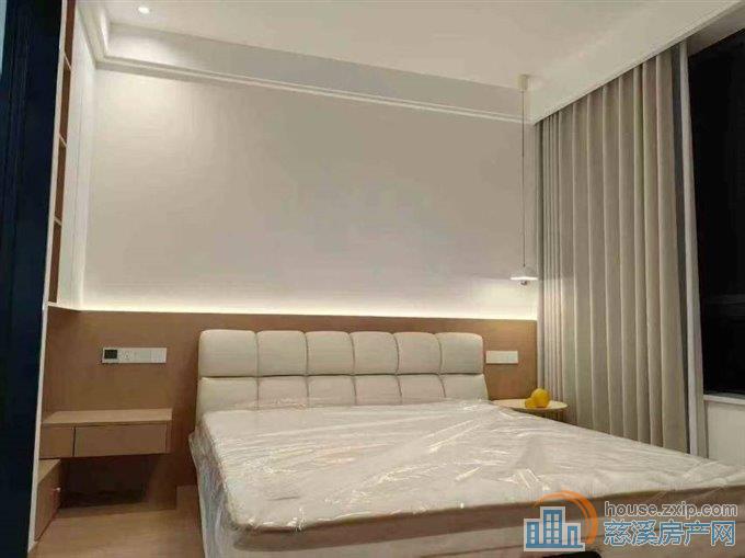 云逸里3室2厅1书房6900包物业