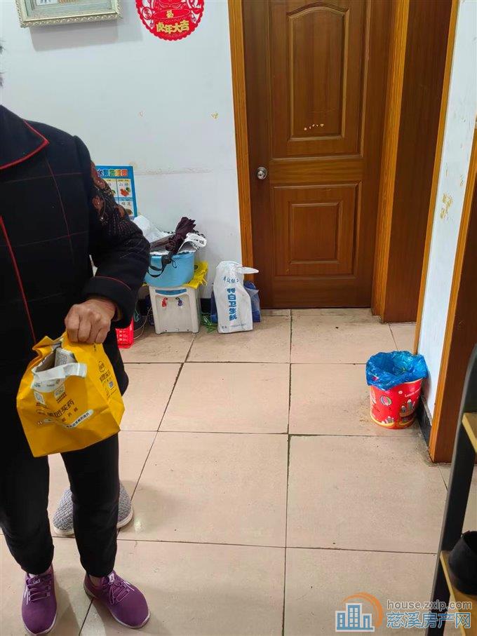 出售【城东新村】位置好5楼装修干净自己住的房子,69平方带架空层20平方,XQ无占用,售价98万,直