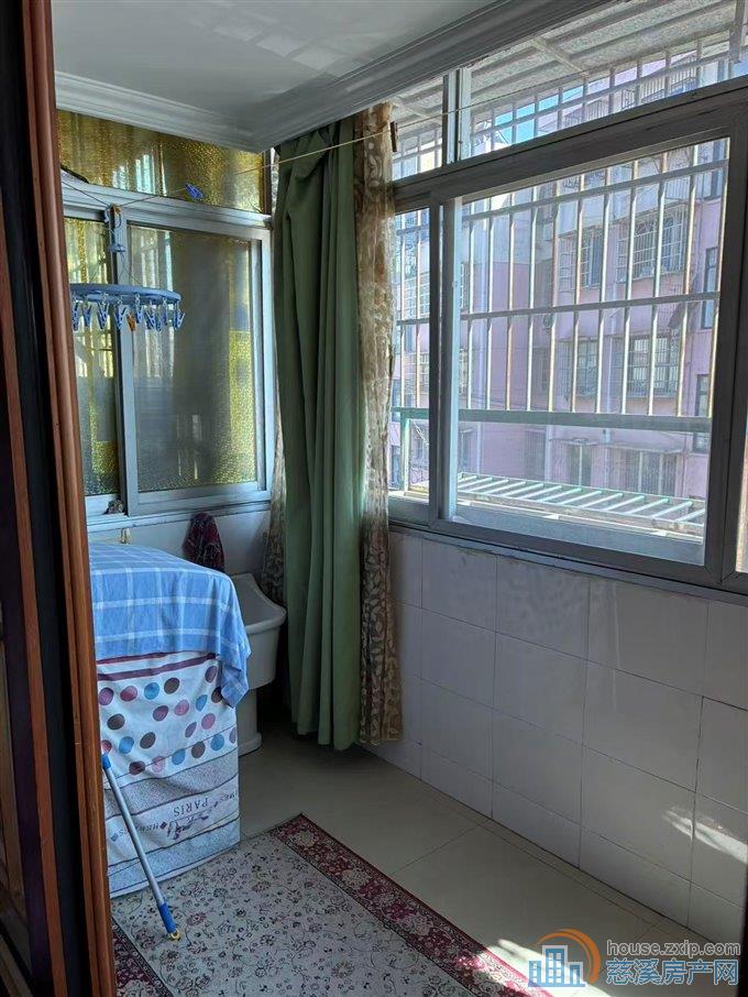 鸣山新村三楼精装二室一厅1800元