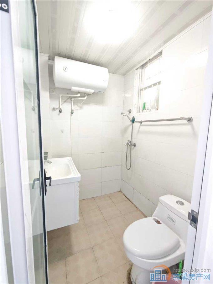 金山新村5楼三室精装修直接房源钥匙在