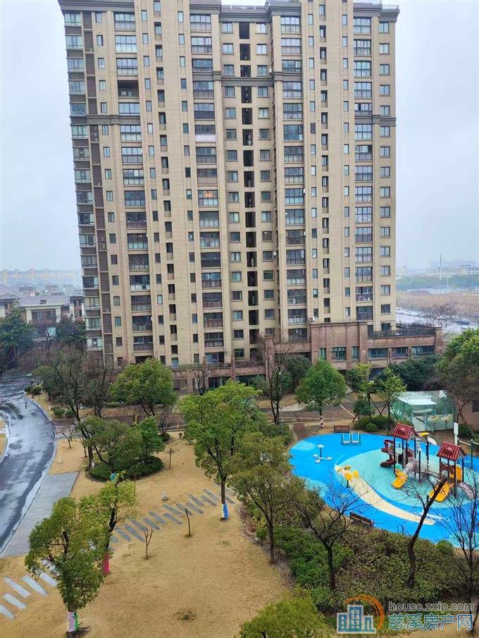 白金湾中间楼层三室二卫136平  