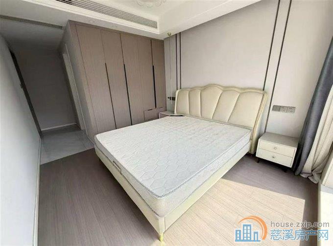 中海湖心半岛101平精装满两年180万