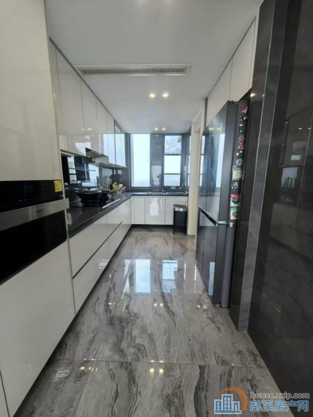 ​保利二期中高层220平精装带2个租车位