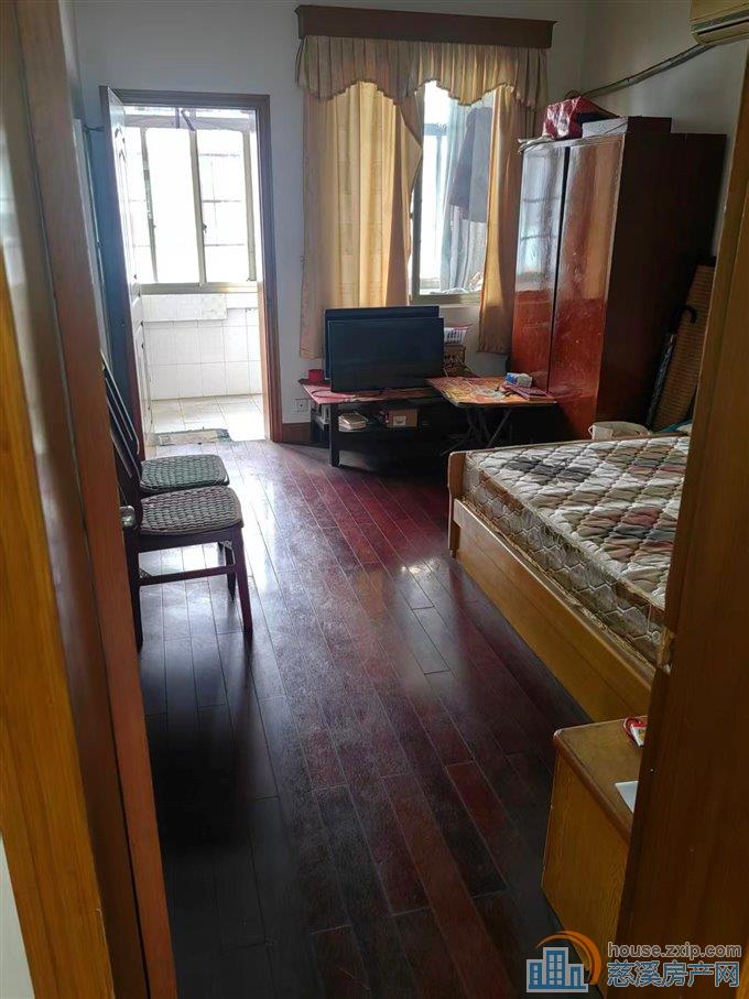 出售【城东新村】位置好5楼装修干净自己住的房子,69平方带架空层20平方,XQ无占用,售价98万,直