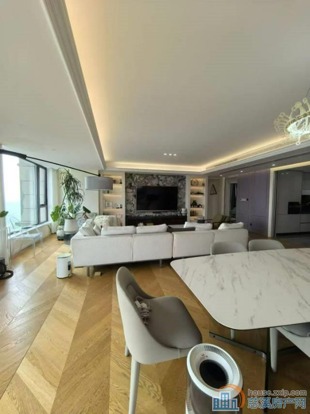 ​保利二期中高层220平精装带2个租车位