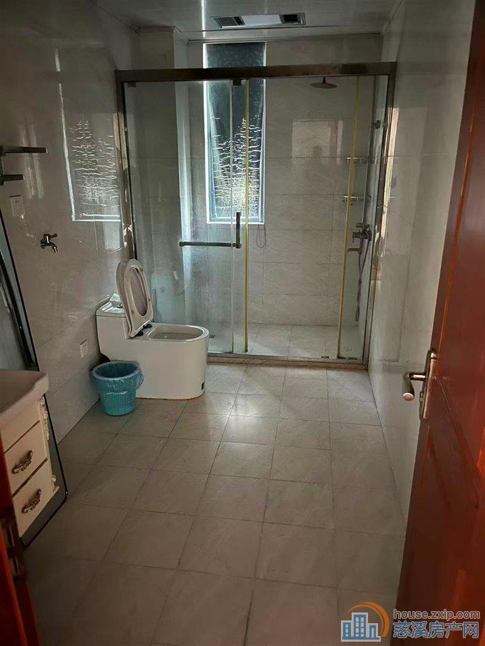 新潮塘南苑精装四室二卫3200元