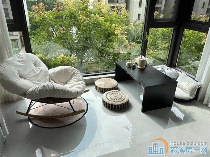 蔚蓝云图85平三室豪装满2年112.8万