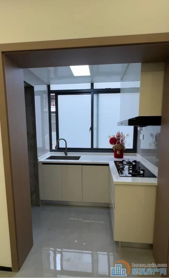 金山西区位置佳产证55平豪装85.8万