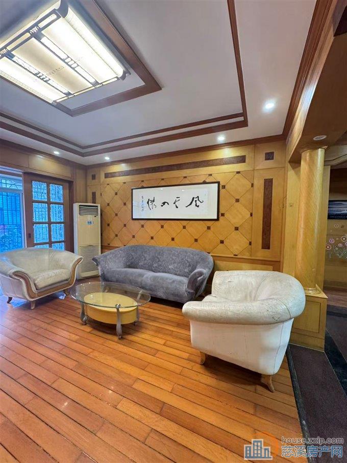 新城中心2楼精装三室二卫2000元