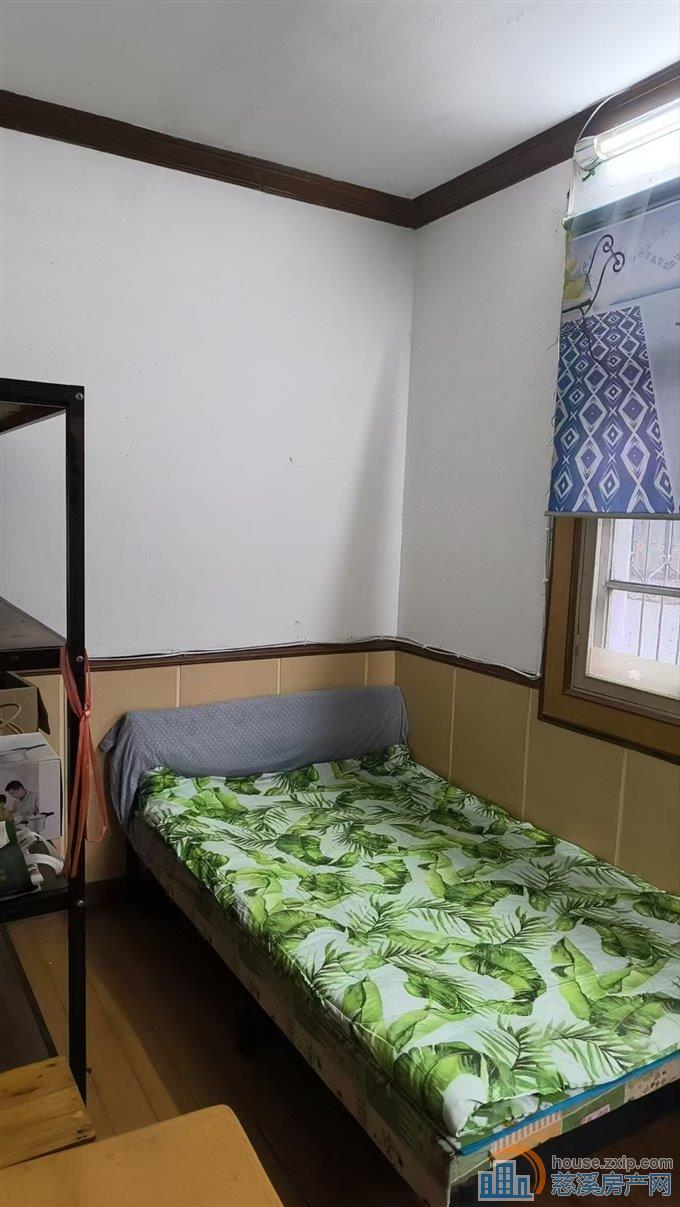 城东新村二楼三室1500元/月