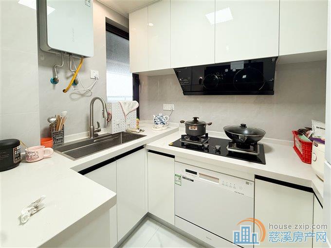 红星天铂佳苑93平99.8万送车位精装