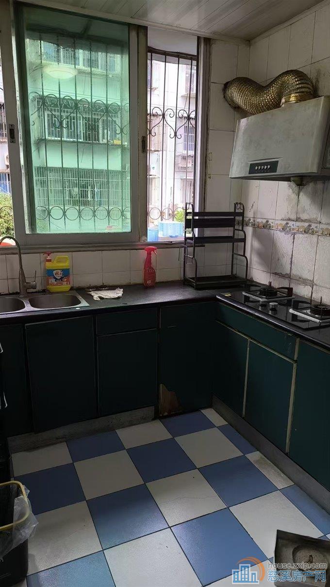 城东新村二楼三室1500元/月