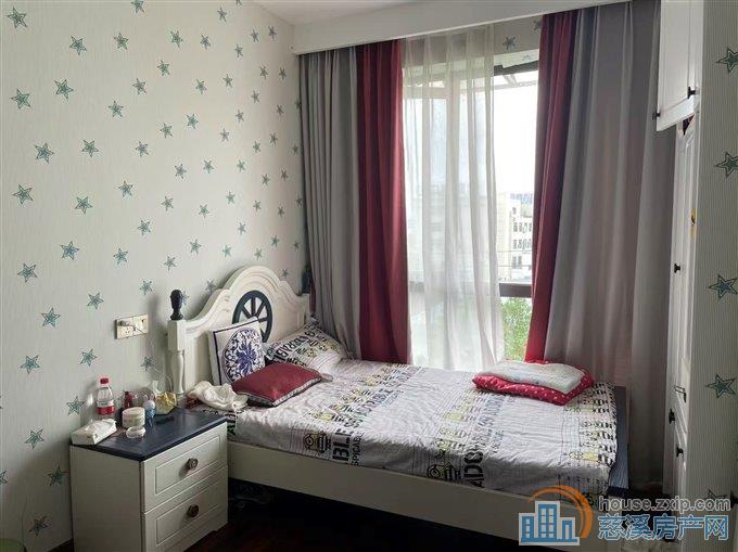 金旦花园多层4楼精装二室2500元