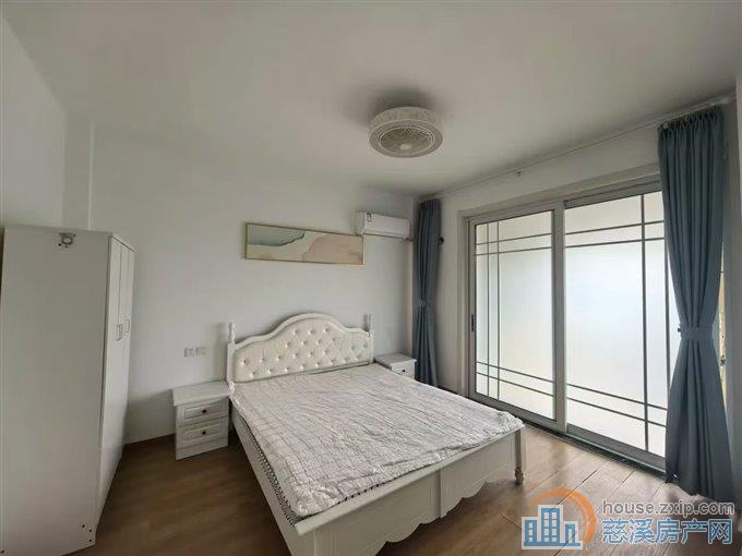 鸣北小区三室 2550元包物业
