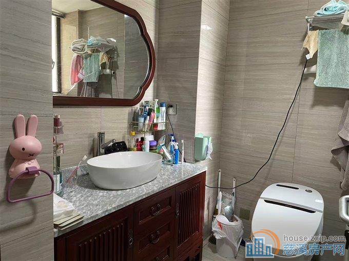 金旦花园多层4楼精装二室2500元