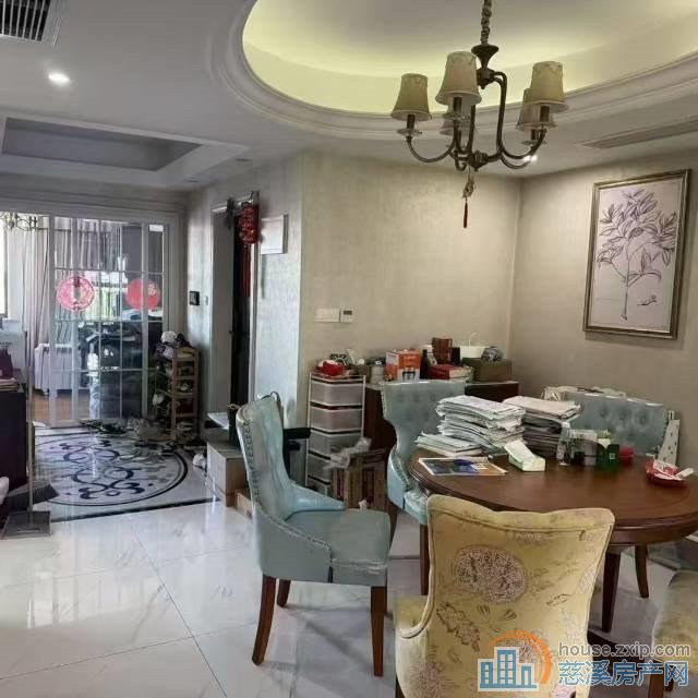 白金湾小区电梯房132平精装125.8万