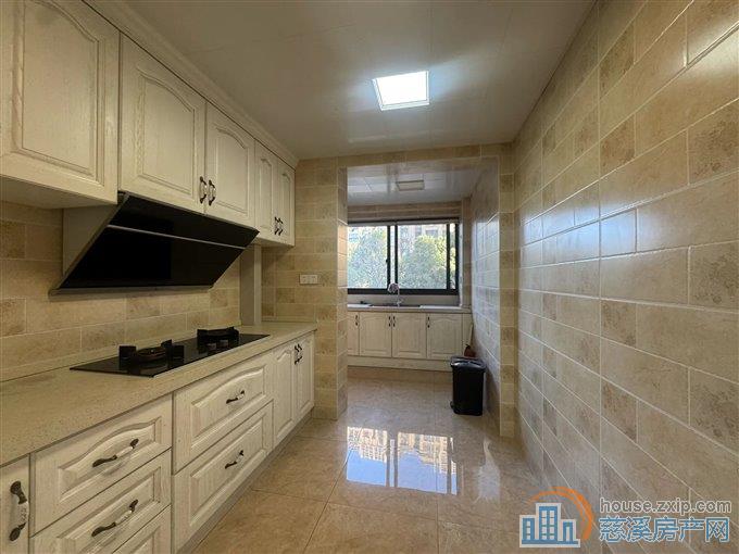 白金湾136平126.8万送车位保养好