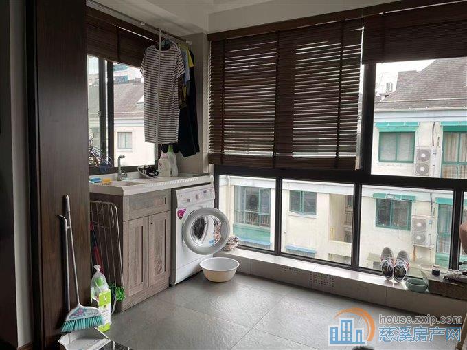 金旦花园多层4楼精装二室2500元