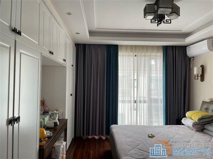 金旦花园多层4楼精装二室2500元