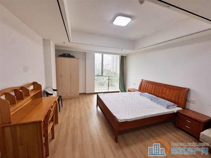 联盛大厦精装公寓，外圈朝东1300元