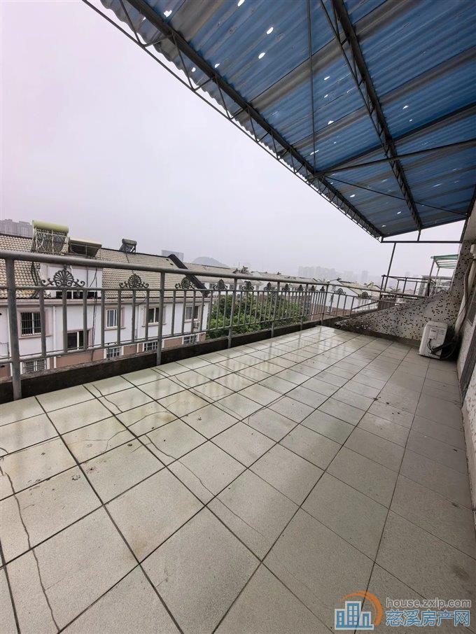 白云公寓125平130万带露台阁楼