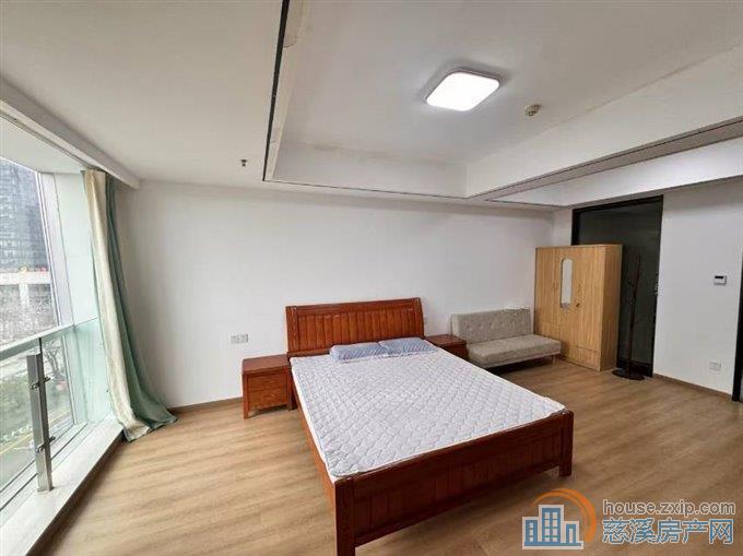联盛大厦精装公寓，外圈朝东1300元