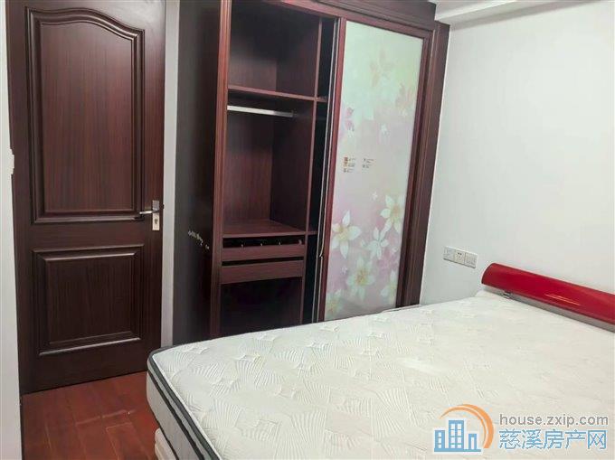 金色港湾小区 带车位的租金，要好点，