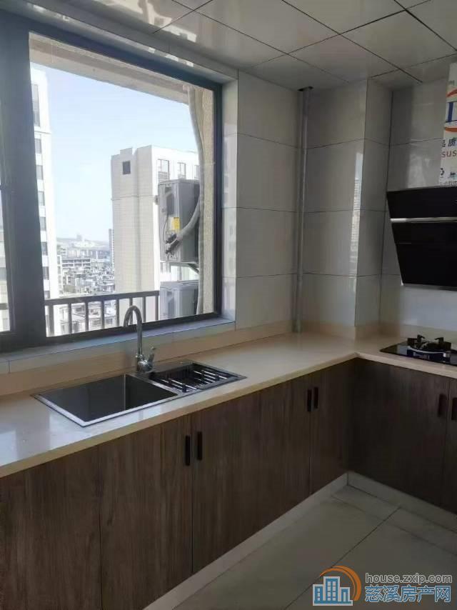 鸣北小区 三室精装 3300元/月