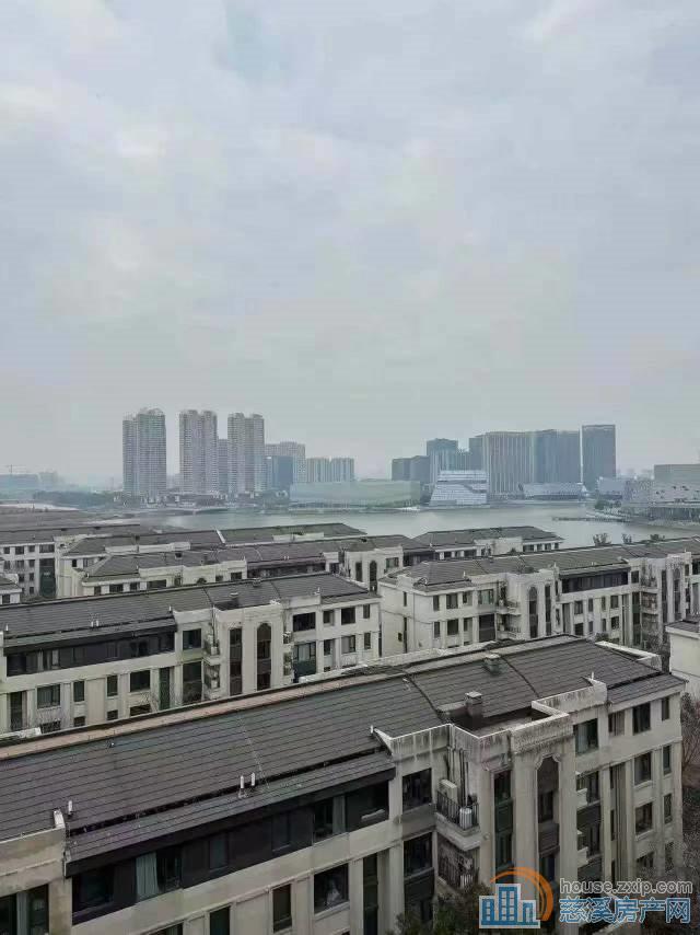 海湖心半岛豪装湖景房126平288万