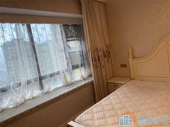 白金湾132平精装三室二卫3500元
